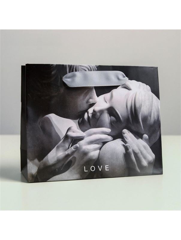 Маленький бумажный подарочный пакет - LOVE (15 х 12 см)