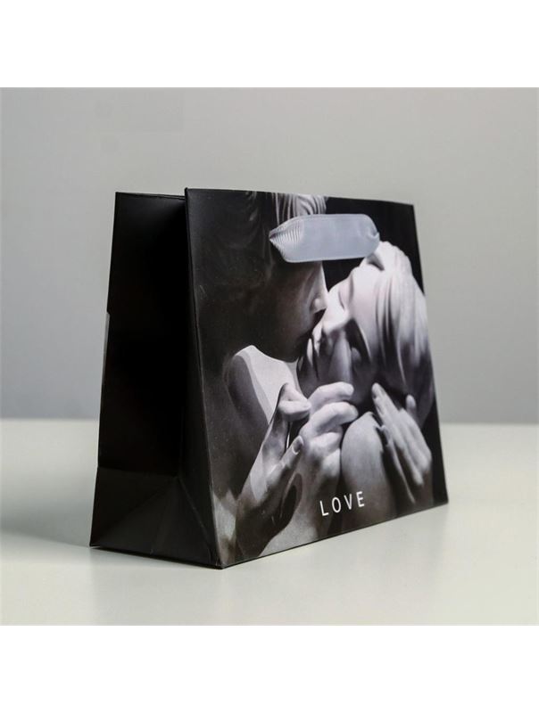 Маленький бумажный подарочный пакет - LOVE (15 х 12 см)