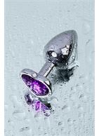 Серебристая коническая анальная пробка с фиолетовым кристаллом-сердечком - 7 см.