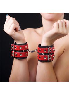 Красно-чёрные наручники из кожи