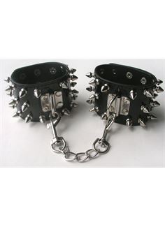 Черные наручники с металлическими шипами