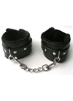 Черные наручники с заклепками на цепочке с карабинами