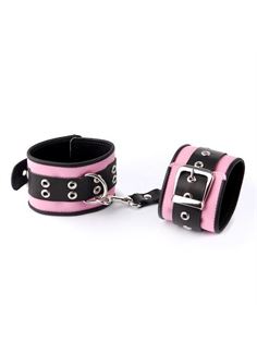 Розово-чёрные наручники с ремешком с двумя карабинами на концах