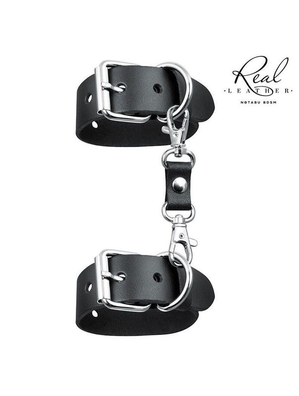Черные кожаные наручники на застежках