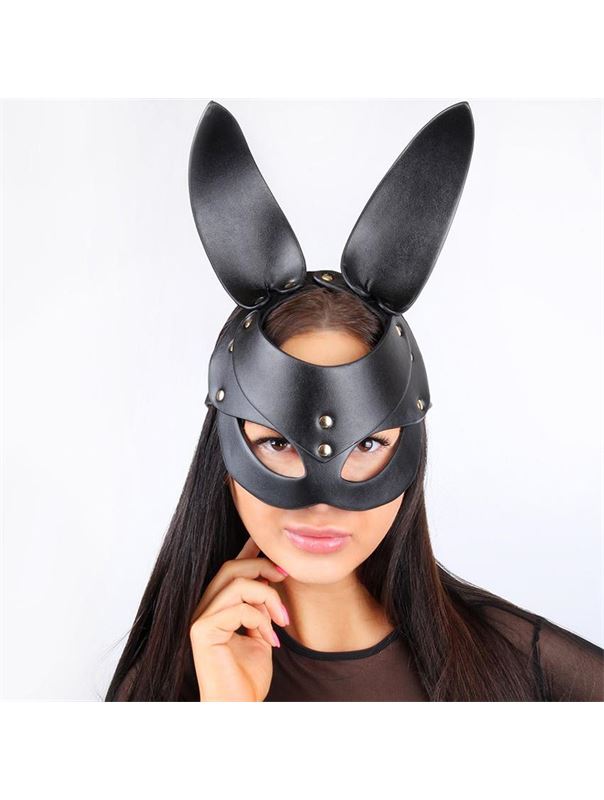 Черная маска с удлиненными ушками и заклепками